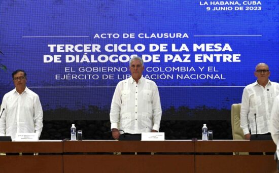Ceremonia de cierre del tercer ciclo de la mesa de diálogo entre el ELN y el Gobierno de Colombia. Foto: CubaMinrex/Twitter