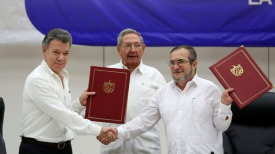 Histórica firma del Acuerdo de Paz entre el presidente Juan Manuel Santos y el líder de las FARC, Rodrigo Londoño Echeverri, alias “Timochenko”, con la presencia del entonces presidente cabano, Raúl Castro Ruz.