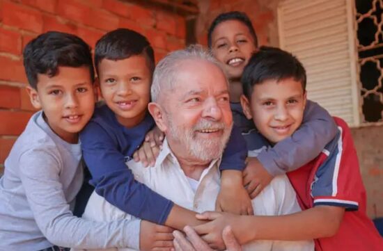 La alfabetización, uno de los programas priorizados del presidente brasileño Lula da Silva. Foto: Prensa Latina.