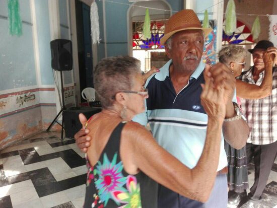 Bailar danzón, momentos sublimes para recordar y volver a vivir, en predios de la Casa de Cultura Julio Cueva Díaz, de Trinidad.