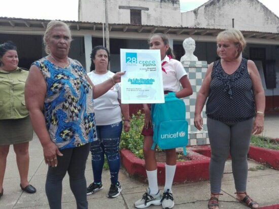 Lía Daniela Mainegra Muñoz recibe su diploma y obsequios por ser ganadora del concurso de plástica «De donde crece la Palma». Fotos: Alipio Martínez Romero/Radio Trinidad Digital.