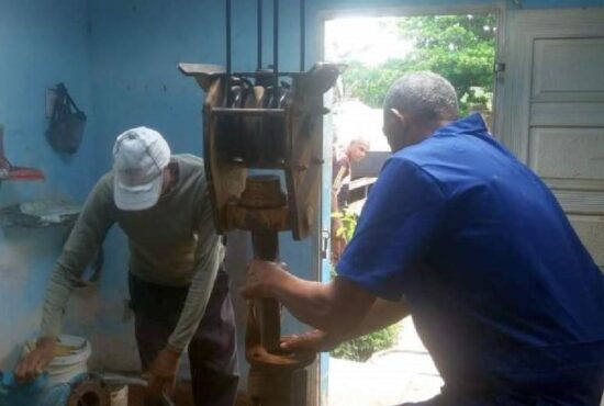 El primer equipo de bombeo reparado fue instalado en Las Piñas, uno de los sistemas de pozos emplazados en el municipio de Trinidad.