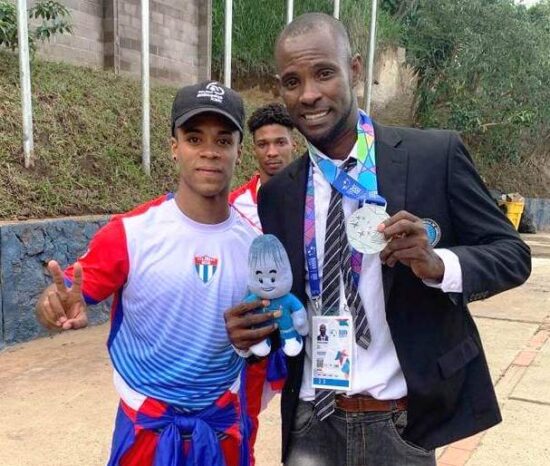 Escandón, junto a su entrenador Esequiel Valera, festejan la primera medalla de la gimnasia artística en El Savador.