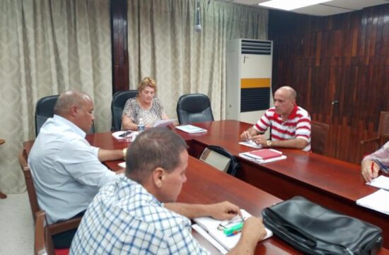 Deivy Pérez Martín, primera secretaria del Partido en Sancti Spíritus, da lectura al acuerdo del Buró Provincial que otorga la sede del Acto Provincial por la efeméride del Moncada a Yaguajay. Foto: Carmen Rodríguez/Escambray.