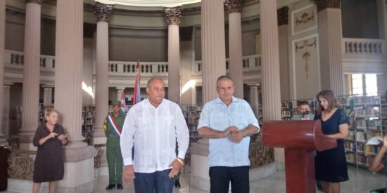 Alexis Lorente Jiménez y Frank Osbel Cañizares Rodríguez tomaron posesión de sus cargos ante Ana María Mari Machado. Fotos: Asamblea Municipal Sancti Spíritus.