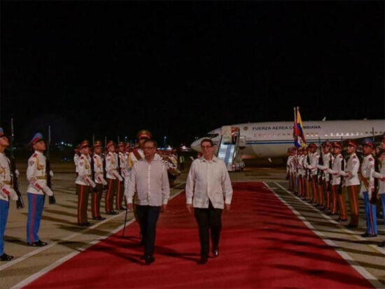 El canciller cubano Bruno Rodríguez Parrilla, recibe al presidente colombiano Gustavo Petro, en la loza del aeropuerto internacional José Martí, de La Habana. Foto: PL.