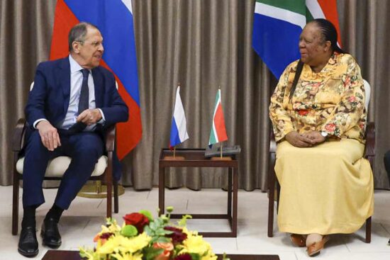 Serguei Lavrov y la canciller sudafricana, Naledi Pandor. Foto: Prensa Latina.