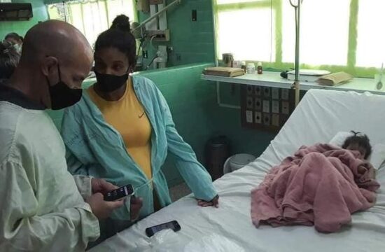 El doctor Alexis agradece todas las muestras de solidaridad y preocupación de muchas personas para con la niña, la cual recibe todo el amor y atenciones posibles.