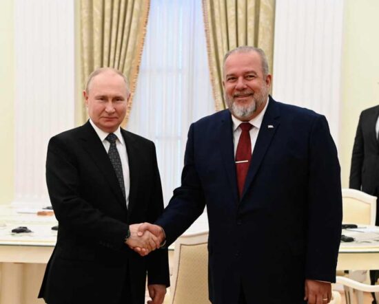 Encuentro entre el presidente de Rusia, Vladimir Putin, y el primer ministro de Cuba, Manuel Marrero Cruz. Foto: Prensa Latina.