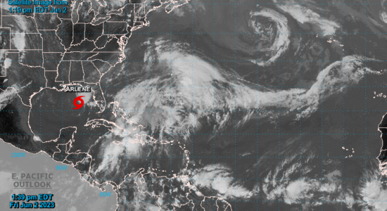 Su ubicación fue estimada en los 26.7 de latitud norte y los 86.2 de longitud oeste. Imagen satelital: NHC.