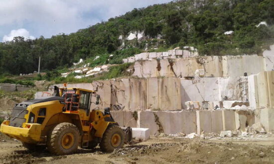 A pesar de las limitaciones con el combustible, se mantiene el ritmo de extracción de mármol en el yacimiento de Cariblanca, Fomento. Foto: Javiel Fernández.