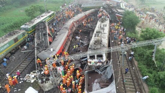 Al menos 260 muertos y unos mil heridos a consecuencia del choque de dos trenes en la localidad de Bahanaga, estado de Odisha, en la India. Foto: Prensa Latina.