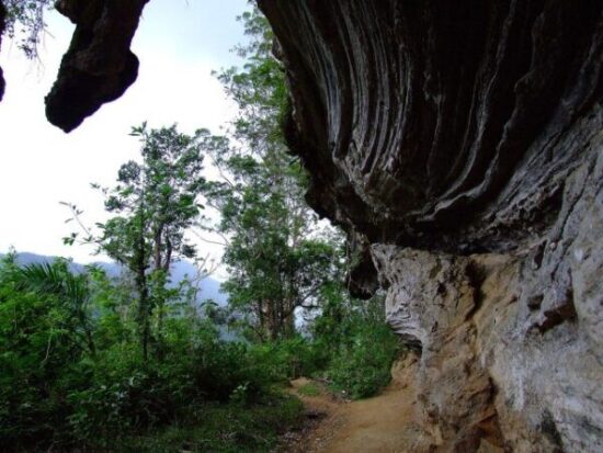 Fallas en las laderas del Escambray. Grutas horadadas en sus fallas casi verticales, valles abiertos con desagües subterráneos, ríos estrechos de rápido caudal, bellas cascadas y saltos de agua.