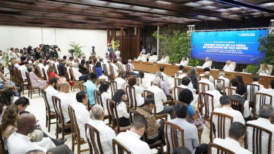 Ceremonia de cierre del tercer ciclo de la mesa de diálogo entre el ELN y el Gobierno de Colombia. Foto: CubaMinrex/Twitter