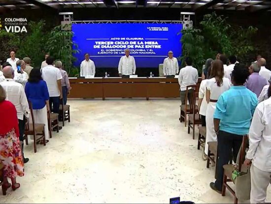 Los presidentes de Cuba y Colombia, encabezan la ceremonia de clausura del Tercer Ciclo de los Diálogos de Paz entre el Ejército de Liberación Nacional (ELN) y el Gobierno sudamericano. Foto: Prensa.