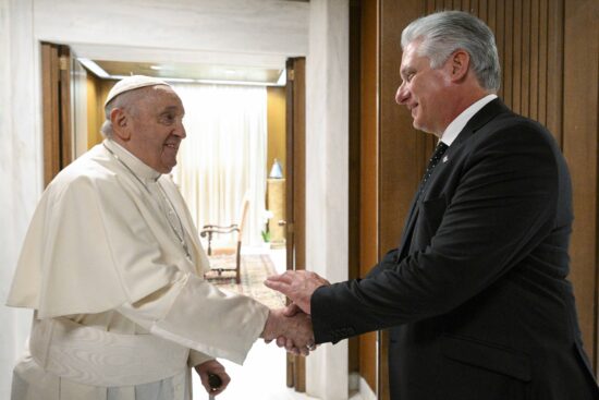 Imagen del encuentro entre el Sumo Pontífice y Díaz-Canel. Fotos: Vaticano.
