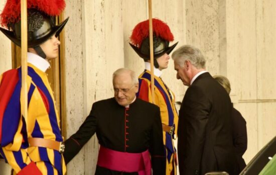 Momento de la llegada del Presidente cubano al Vaticano.