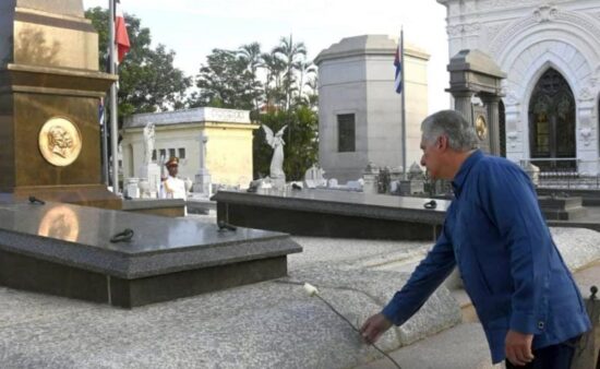 Cuba rinde homenaje al Generalísimo. Fotos: Estudios Revolución.