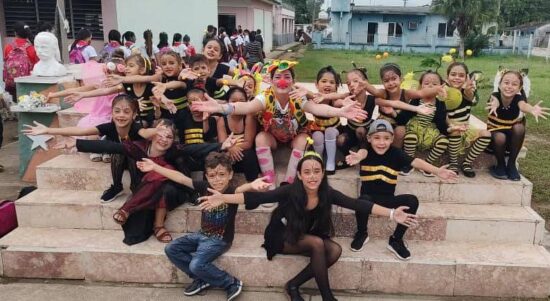 En los colectivos pioneriles de Fomento se celebra desde bien temprano el Día Internacional de la Infancia. Fotos: Facebook.