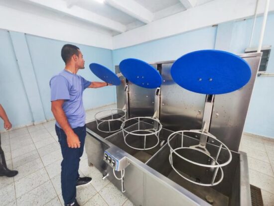 El jefe de la planta muestra el área de lavado con tecnología italiana. Foto: Pedro Jorge Velázquez 