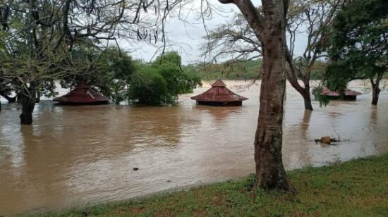 Inundación debido a crecida de Río Bayamo. Foto: CMKX Radio Bayamo.
