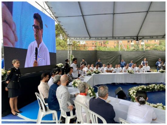 Avanzar hacia la Paz Total es propósito de esta mesa de diálogo entre el Gobierno colombiano y  jóvenes integrantes de bandas de barriadas pobres. Foto: Prensa Latina.