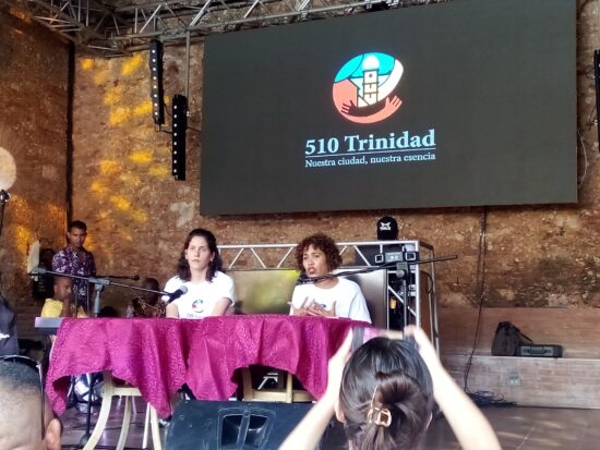 Las especialistas de comunicación de la Oficina del Conservador de Trinidad y el Valle de los Ingenios, Patricia Lazo (izq.) y Karen Rayes (der.), presentan el Plan de Acción por el aniversario 51 de la fundación de Trinidad. Foto: José Rafael Gómez Reguera/Radio Trinidad Digital.