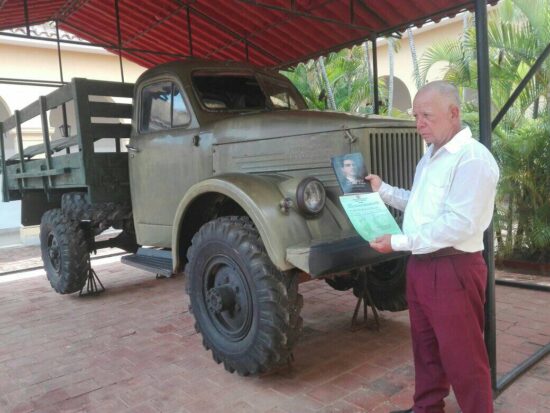 Juviel Pascual, del Museo Nacional de la Lucha Contra Bandidos, en predios de su institución, exhibe el reconocimiento por su participación en el concurso a propósito del aniversario 30 de la Asociación de Combatientes de la Revolución Cubana. Fotos: Alipio Martínez Romero/Radio Trinidad Digital.