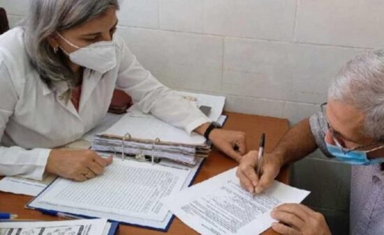 En la consulta además de los exámenes complementarios, los especialistas aplican varios instrumentos de evaluaciones neurosiquiátricas y neurosicológicas para determinar el grado de deterioro cognitivo. Foto: Yoan Pérez/Escambray.