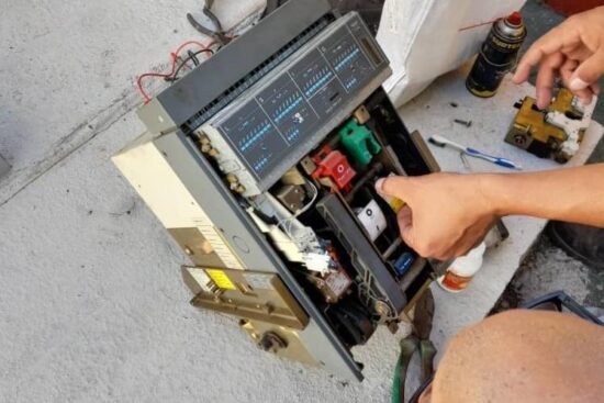 La reparación de dispositivos y componentes eléctricos permite recuperar el funcionamiento de equipos utilizados en la prestación de diversos servicios.