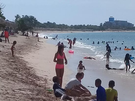 Playa Ancón acoge este sábado un festival náutico, organizado por la Marina Marlin. Foto: José Rafael Gómez Reguera/Radio Trinidad Digital.