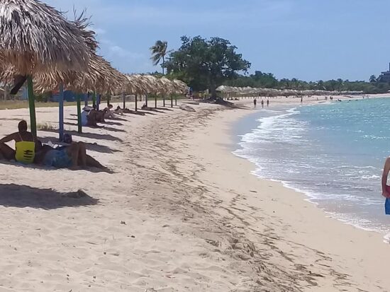 Playa Ancón, siempre atractiva. Foto: José Rafael Gómez Reguera/Radio Trinidad Digital.