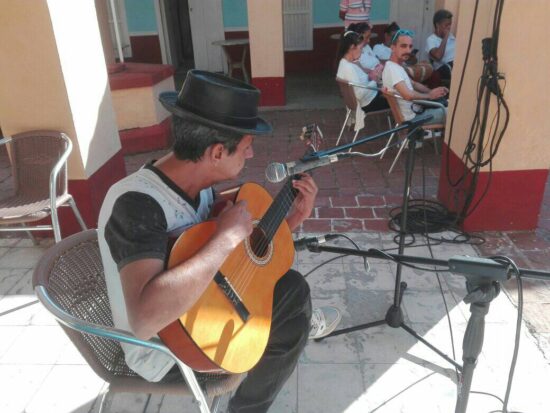 El trovador Pável Esquerra ha sabido ganarse un lugar dentro del movimiento cultural en la ciudad de Trinidad, Patrimonio de la Humanidad.