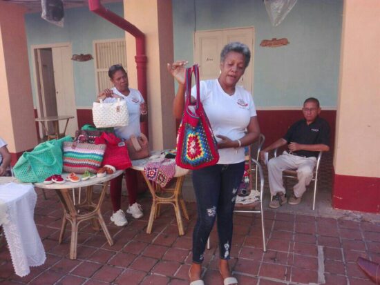 Las creaciones del Proyecto Urdimbre se caracterizan por su colorido y originalidad, al revitalizar las mejores tradiciones de bordados y tejidos de Trinidad, declarada por la Unesco como Ciudad Artesanal del Mundo y Ciudad Creativa en Artesanía y Artesa Populares.