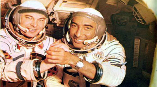 El cosmonauta cubano Arnaldo Tamayo Méndez y su par, de la extinta URSS, Yuri Romanenko.