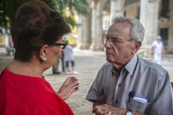 La destacada investigadora Alicia García Santana reconoce que Leal nunca hizo nada por «salir del paso», sino para apoyar el trabajo del otro. Foto: Julio Larramendi.