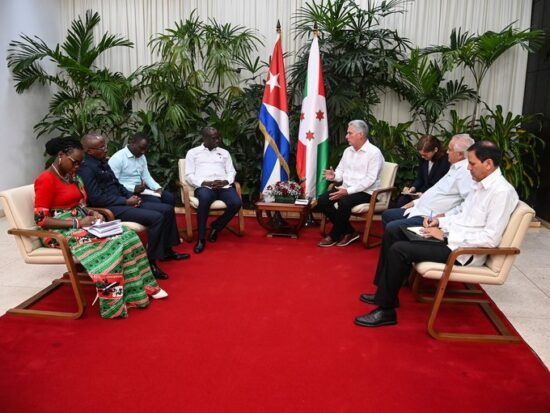 Díaz-Canel comentó que en su reciente gira por África pudo apreciar los orígenes que dieron lugar a los lazos de amistad entre la nación caribeña y ese continente. Foto: Prensa Latina.