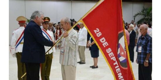 Díaz-Canel entregó a 14 representantes de organizaciones de bases la Bandera 28 de Septiembre. Foto: ACN.