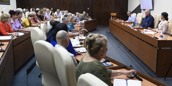 El intercambio versó sobre el Resultado del uso de los interferones cubanos en el Protocolo de Actuación Nacional para la COVID-19. Foto: Estudios Revolución.