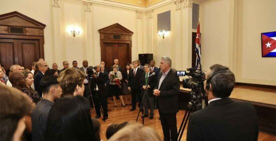 Díaz-Canel intercambió con representantes y sus familiares sobre los resultados de la recién concluida Cumbre del G77 y China. Fotos: @PresidenciaCuba.