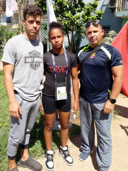 La futbolista trinitaria junto a los entrenadores que la formaron: Ubesnel Naranjo y Wilmer Gutiérrez.