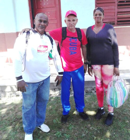 Los entrenadores Omar Mainegra y Lisbet Hernández, junto con Carlos Bello (al centro) incentivan el trabajo de formación de talentos en Trinidad.