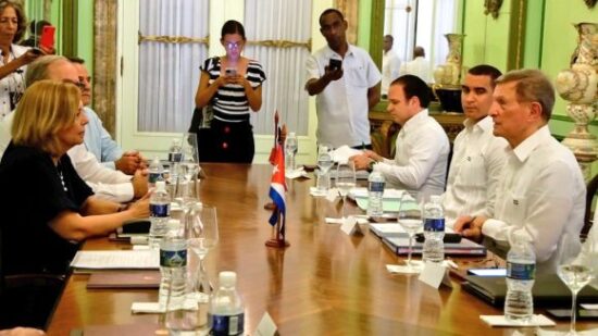 Josefina Vidal Ferreiro se reunió este lunes con el ministro de Relaciones Exteriores de la República Dominicana, Roberto Álvarez Gil. Foto: Cubaminrex.