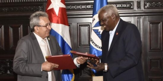 «Que firmar este convenio hoy sirva para unirnos más», significó Esteban Lazo tras la rúbrica del texto. Foto: Tony Hernández.