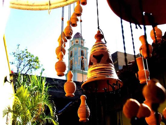 En el Centro Histórico de Trinidad la artesanía no puede faltar. Al fondo, el antiguo convento e iglesia de San Francisco de Asís, hoy Museo Nacional de la LCB.