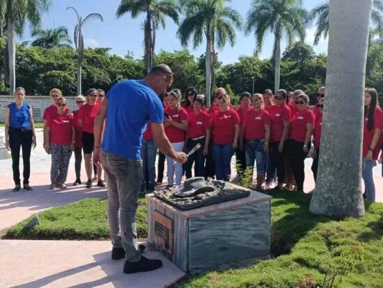 Los trabajadores sociales rindieron tributo al Héroe de Yaguajay, Comandante Camilo Cienfuegos.