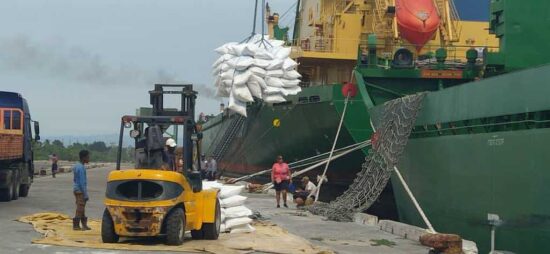 Transportistas y comerciantes trabajan arduamente para llevar a cabo esta tarea en tiempo récord. Foto: Perlavisión.