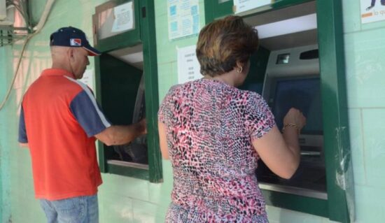La población va a tener mayor disponibilidad de dinero en los cajeros al reorganizarse los flujos de efectivo que requieren los nuevos actores económicos. Fotos: Vicente Brito/Escambray.