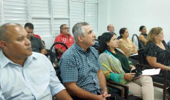 Eduardo Martínez Díaz, presidente de BioCubaFarma y Marta Ayala Ávila, directora general del CIGB recibieron información pormenorizada sobre el trabajo realizado en los últimos tres años.