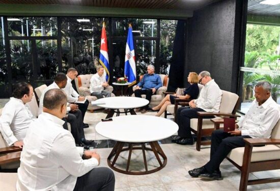 El canciller dominicano, Roberto Álvarez, durante un encuentro con el presidente de Cuba, Miguel Díaz-Canel. Foto: Prensa Latina.